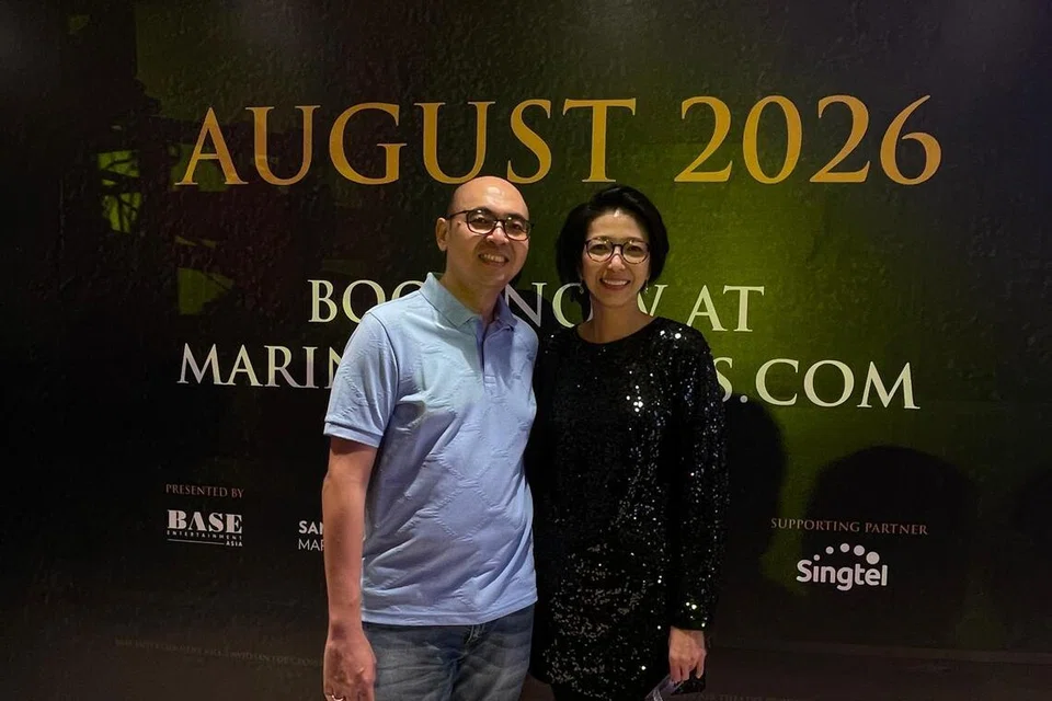 Sejak kecil lagi, Cik Inge Setyawan (kanan) sudah meminati lagu merdu Bee Gees. Di sisinya, suami, Encik Yonatan Indra Gunawan.