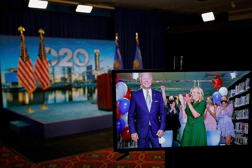 BERPENGALAMAN: Dengan mendapatkan menerima 2,374 undi, Encik Joe Biden (kiri) disahkan sebagai calon presiden Parti Demokrat dalam konvensyen parti yang diadakan sebahagian besarnya secara maya. - Foto REUTERS