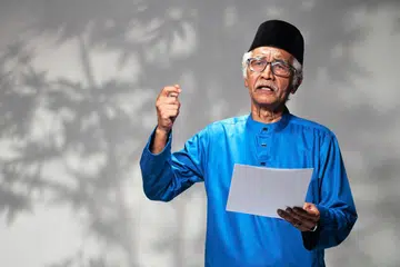 Berbekalkan pengalaman menulisnya yang luas, sasterawan mapan yang tidak asing lagi dalam dunia persuratan Melayu Singapura, Hamed Ismail, pernah diundang untuk membacakan puisinya di negara-negara jiran. 