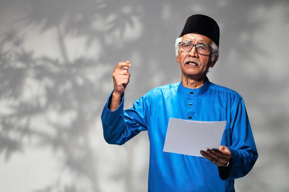 Berbekalkan pengalaman menulisnya yang luas, sasterawan mapan yang tidak asing lagi dalam dunia persuratan Melayu Singapura, Hamed Ismail, pernah diundang untuk membacakan puisinya di negara-negara jiran. 