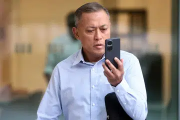 Abdul Rahim Mawasi di luar mahkamah pada 5 April, hari keempat perbicaraannya.