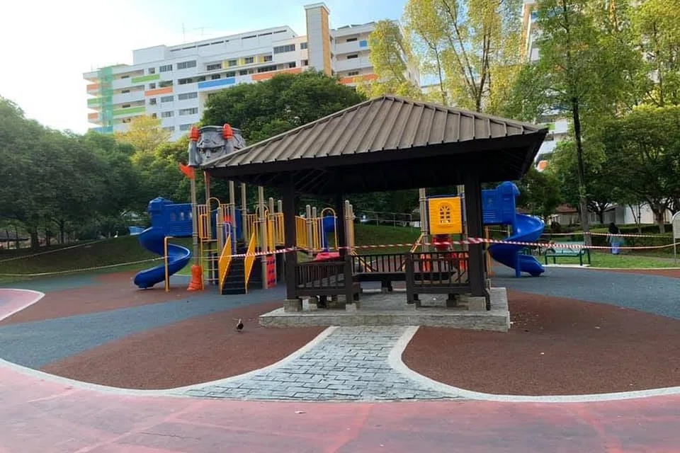 KAWASAN LARANGAN: Seorang pembaca Berita Harian, Encik Muhd Fuadi Rahmat, mengongsi beberapa gambar yang dipetiknya menunjukkan keadaan tempat duduk di kolong blok serta taman permainan di estet-estet perumahan dan kedai kopi dalam lingkungannya di mana langkah 'Pemutus Litar' dilaksanakan. - Foto-foto