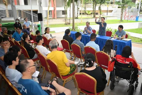 Anggota Parlimen (AP) GRC Sengkang (dari kiri) Encik Louis Chua, Cik He Ting Ru dan Profesor Madya Jamus Lim bersama penduduk di Compassvale Link pada 29 Mac 2025.