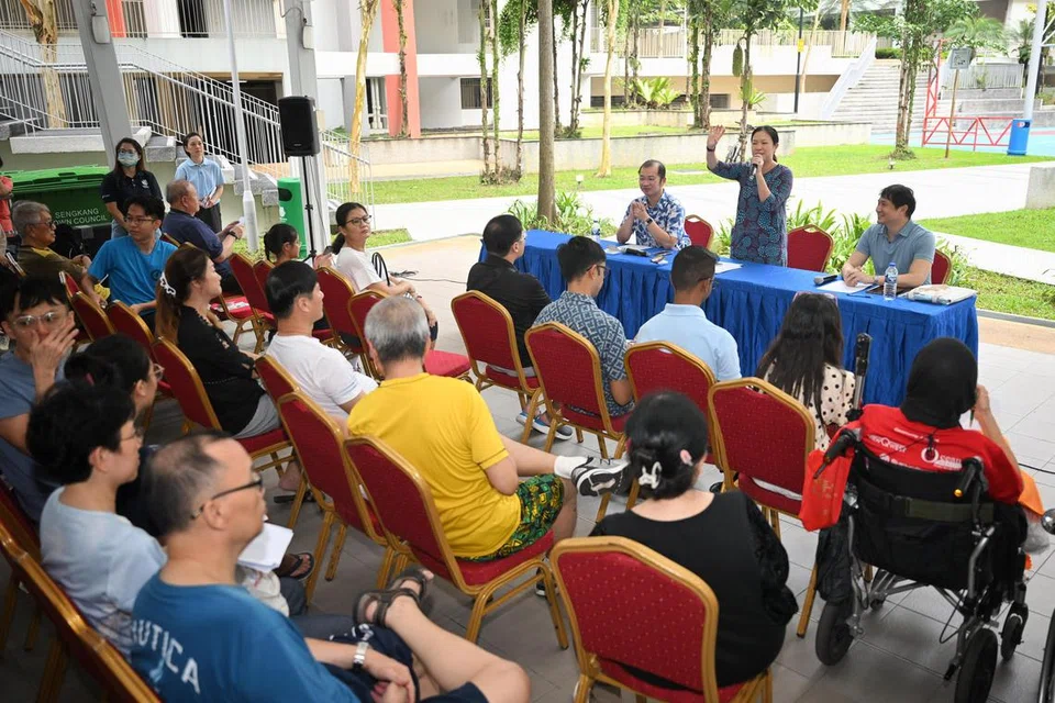 Anggota Parlimen (AP) GRC Sengkang (dari kiri) Encik Louis Chua, Cik He Ting Ru dan Profesor Madya Jamus Lim bersama penduduk di Compassvale Link pada 29 Mac 2025.
