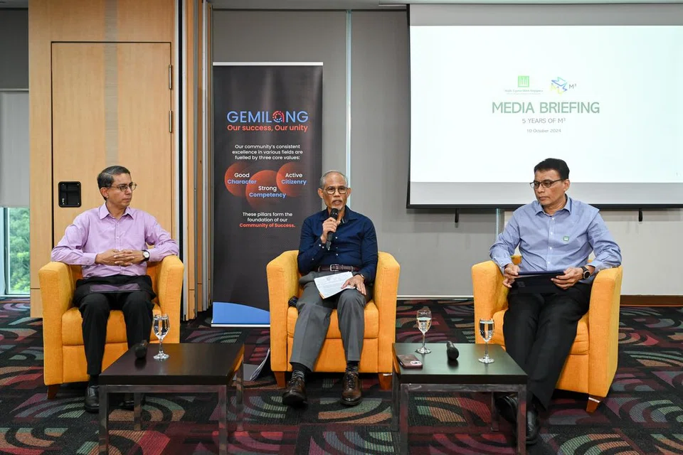 (Dari kiri) Menteri Negara (Ehwal Dalam Negeri merangkap Pembangunan Negara), Profesor Madya Dr Muhammad Faishal Ibrahim; Menteri Bertanggungjawab bagi Ehwal Masyarakat Islam, Encik Masagos Zulkifli Masagos Mohamad; dan Ketua Eksekutif Muis, Encik Kadir Maideen, berkongsi tentang pencapaian dan kemajuan gerakan M Kuasa Tiga (M³) sepanjang lima tahun lalu dan juga mengenai Persidangan Antarabangsa mengenai Masyarakat Gemilang (ICCOS) 2024 dalam satu sidang media pada 10 Oktober di Hab Islam Singapura.