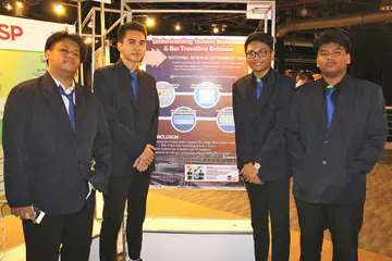 KEJAYAAN YANG TIDAK DISANGKA: (Dari kiri) Encik Hanaffie Bakri, Encik Muhammad Faruq Jumadi, Encik Mohammad Fitri Mohd Ridwi dan Encik Adam Muhammad Harith Zakba, kumpulan daripada ITE Kolej Barat bersama projek mereka tentang isu berhubung pergerakan pelajar dan pengangkutan bas awam. - Foto NUR HUMAIRA SAJAT