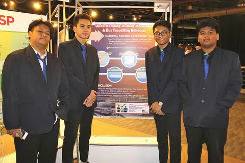 KEJAYAAN YANG TIDAK DISANGKA: (Dari kiri) Encik Hanaffie Bakri, Encik Muhammad Faruq Jumadi, Encik Mohammad Fitri Mohd Ridwi dan Encik Adam Muhammad Harith Zakba, kumpulan daripada ITE Kolej Barat bersama projek mereka tentang isu berhubung pergerakan pelajar dan pengangkutan bas awam. - Foto NUR HUMAIRA SAJAT