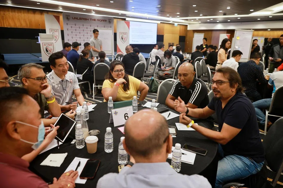 TUKAR PANDANGAN: Setiausaha Parlimen Kanan (Kebudayaan, Masyarakat dan Belia merangkap Pembangunan Sosial dan Keluarga), Encik Eric Chua (dua dari kiri) dan bekas pemain Singapura Rafi Ali (paling kanan) terlibat dalam perbincangan hala tuju bola sepak Singapura dalam sesi ‘Unleash The Roar! (UTR) Football Conversation’ pada Khamis.