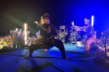 AKSI PESILAT: Pesilat Rafili Ramli bersama pesilat lain dan pemain teater dalam acara 'Karta Kata'. - Foto-foto RIFA'AH