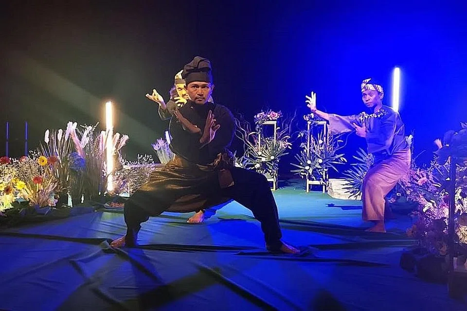 AKSI PESILAT: Pesilat Rafili Ramli bersama pesilat lain dan pemain teater dalam acara 'Karta Kata'. - Foto-foto RIFA'AH