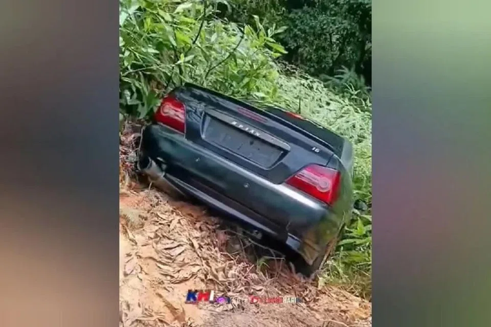Kereta yang ditemukan dalam semak di tepi jalan Kilometer 26 Jalan Jemaluang-Kahang. Mayat mangsa bunuh ditemui disumbat dalam but keretanya.