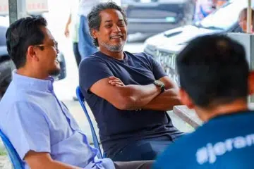 BANTU BERKEMPEN: Encik Khairy Jamaluddin (tengah) dilihat meluangkan masa ketika kempen Datuk Harrison Hassan di Puncak Alam pada Isnin.