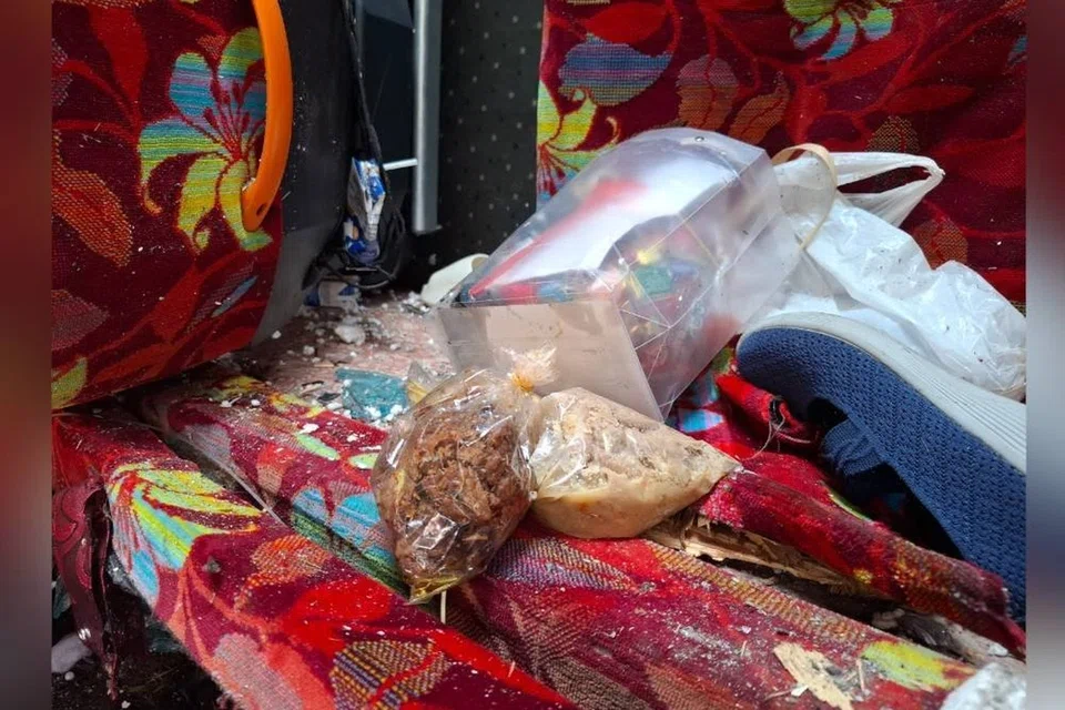 Bungkusan rendang dan ketupat yang tidak sempat dijamah mangsa nahas bas yang mengorbankan lima pelajar Universiti Pendidikan Sultan Idris (UPSI).