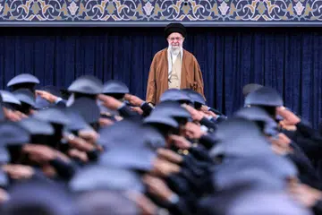 Gambar yang dikeluarkan oleh Pejabat Pemimpin Agung Iran, Ayatollah Ali Khamenei, menunjukkan beliau di hadapan anggota tentera udara Iran di Tehran pada 7 Februari 2025. Pada tarikh tersebut, Ayatollah Khamenei menegaskan kepada pemerintannya agar tidak mengadakan rundingan dengan Amerika Syarikat, menyifatkan langkah itu sebagai sesuatu yang “tidak bijaksana.”
Amaran ini muncul beberapa hari selepas Presiden Amerika Syarikat, Donald Trump, menyeru agar dimeterai “perjanjian damai nuklear yang disahkan” dengan Iran, sambil menegaskan bahawa Iran “tidak boleh memiliki senjata nuklear.”