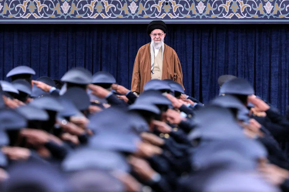 Gambar yang dikeluarkan oleh Pejabat Pemimpin Agung Iran, Ayatollah Ali Khamenei, menunjukkan beliau di hadapan anggota tentera udara Iran di Tehran pada 7 Februari 2025. Pada tarikh tersebut, Ayatollah Khamenei menegaskan kepada pemerintannya agar tidak mengadakan rundingan dengan Amerika Syarikat, menyifatkan langkah itu sebagai sesuatu yang “tidak bijaksana.”
Amaran ini muncul beberapa hari selepas Presiden Amerika Syarikat, Donald Trump, menyeru agar dimeterai “perjanjian damai nuklear yang disahkan” dengan Iran, sambil menegaskan bahawa Iran “tidak boleh memiliki senjata nuklear.”