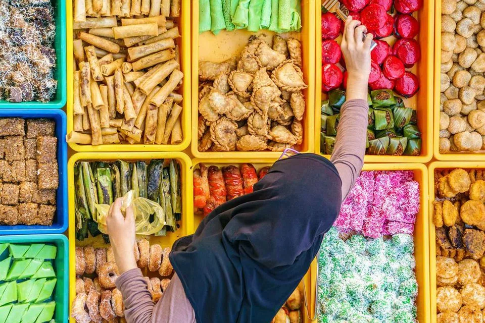 Tamu Kianggeh buat anda rambang mata dengan pilihan kuih-muih pembuka selera.
