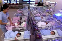 BILANGAN KELAHIRAN BAYI BERKURANGAN: Bilangan bayi yang dilahirkan secara purata merosot daripada 2.02 setiap wanita pada 2010 kepada 1.76 pada 2020, menurut tinjauan Banci Penduduk 2020 yang dikeluarkan Jabatan Statistik Singapura. - Foto fail