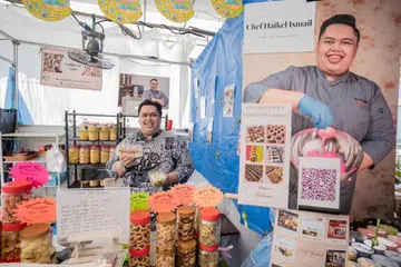 Cef Haikel Ismail melalui jerih payah dan keseronokan menyiapkan pencuci mulut dan kuih-muih Raya yang laris di gerai Bazar Raya Utara di Admiralty.