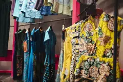 BERI NAFAS BARU: Pengasas dan pereka Tong Tong Friendship Store, Cik Tan Sheau Yun, berkata beliau menggunakan pelbagai jenis fabrik bagi rekaannya, seperti batik Indonesia, batik Afrika, sari dan sutera bersulam. - Foto BH oleh ALVIN HO