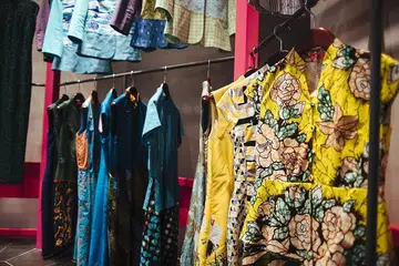 BERI NAFAS BARU: Pengasas dan pereka Tong Tong Friendship Store, Cik Tan Sheau Yun, berkata beliau menggunakan pelbagai jenis fabrik bagi rekaannya, seperti batik Indonesia, batik Afrika, sari dan sutera bersulam. - Foto BH oleh ALVIN HO