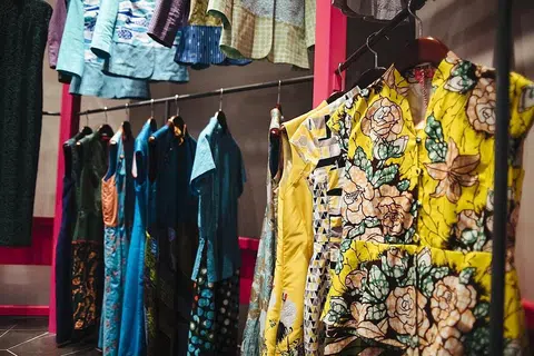 BERI NAFAS BARU: Pengasas dan pereka Tong Tong Friendship Store, Cik Tan Sheau Yun, berkata beliau menggunakan pelbagai jenis fabrik bagi rekaannya, seperti batik Indonesia, batik Afrika, sari dan sutera bersulam. - Foto BH oleh ALVIN HO