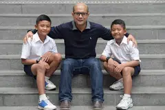 BERCITA-CITA BESAR: Muhammad Raihan (kiri) dan Muhammad Razin (kanan), bergambar dengan bapa mereka, Encik Mohd Airudin. - Foto THE STRAITS TIMES