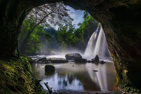 Nikmati keindahan alam yang segar dan nyaman di Taman Negara Khao Yai.