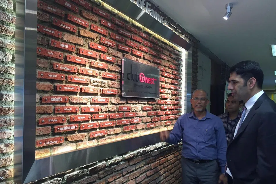 HUBUNGAN BAIK: Wakil Khas kepada Masyarakat Islam di Jabatan Negara Amerika Syarikat, Encik Shaarik H. Zafar (kanan), bersama Menteri Sekitaran dan Sumber Air, Encik Masagos Zulkifli Masagos Mohamad (kiri). - Foto MASAGOS ZULKIFLI