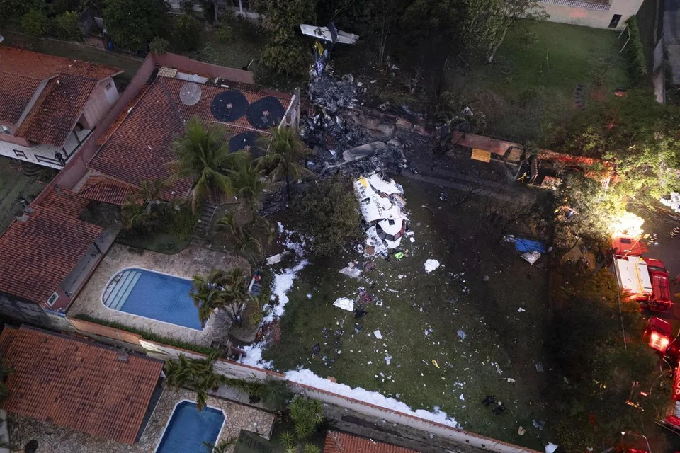 Pandangan udara menunjukkan tapak di mana sebuah pesawat Voepass terhempas di sebuah kawasan perumahan di Vinhedo, Brazil, pada 9 Ogos 2024. Kesemua 61 orang dalam penerbangan itu terkorban.