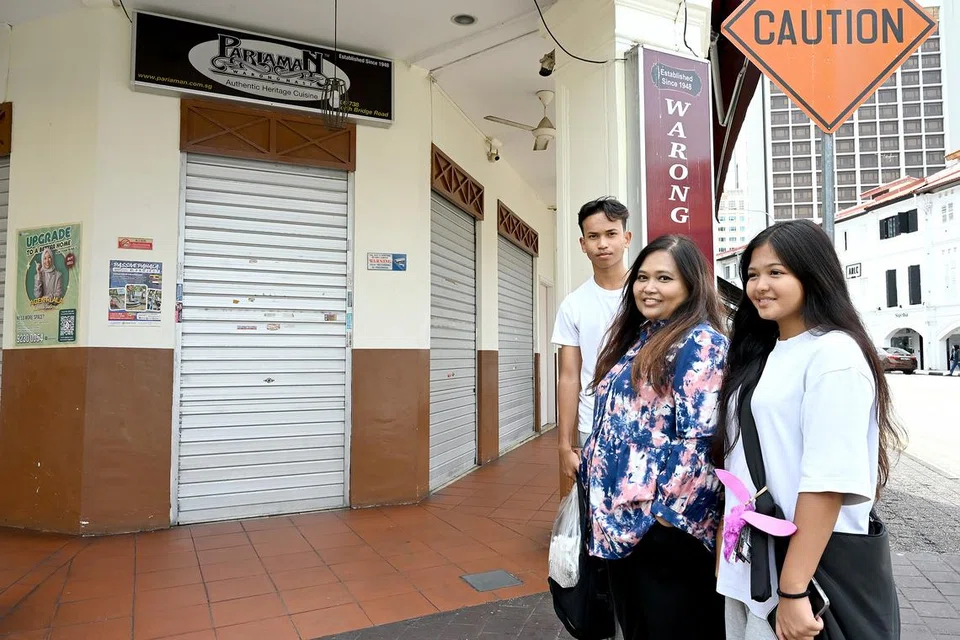Cik Siti Hajilah Adam (tengah), langsung bergegas ke restoran nasi padang itu dengan harapan dapat membawa dua anaknya, Saniy Sofian (kiri) dan Sofia Sofian, menikmati sajian lazat sebelum kedai itu ditutup pada 31 Januari. Namun hampa kerana tidak tahu ia juga tutup setiap Rabu.