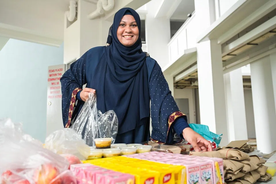 
Cik Dayana Shahirah Ridwan merupakan pengasas, ‘Bites of Kindness’, projek yang dimulakannya pada 2022 untuk mengagihkan makanan kepada pekerja penghantaran dan penduduk di Bayview, Sumang Walk di Punggol.
