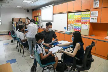 IBU BAPA YANG LEBIH TERLIBAT DALAM PERSEKOLAHAN ANAK MEREKA: Kajian baharu menunjukkan bahawa ibu bapa yang lebih terlibat akan mempunyai anak-anak yang lebih berminat terhadap sekolah. - Foto fail