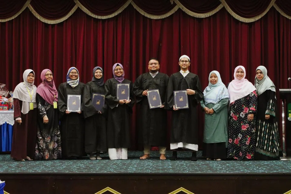 DAKI KEJAYAAN: Lulusan Diploma Pengajian Islam Ar-Raudhah bergambar setelah selesai Majlis Konvokesyen Kursus Pengajian Islam Separuh Masa di Dewan Yam, Masjid Ar-Raudhah, pada 20 November 2022.