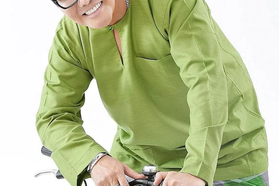 TERKENANG-KENANG IBU: Hafeez Glamour yang sibuk mengendalikan persembahan artis di Bazar Utara dan Bazar Eunos sepanjang Ramadan menganggap Syawal 2014 sebagai yang paling sayu kerana menyambutnya buat pertama kali tanpa ibu tersayang. - Foto YUNOS OF THEME PHOTOGRAPHY