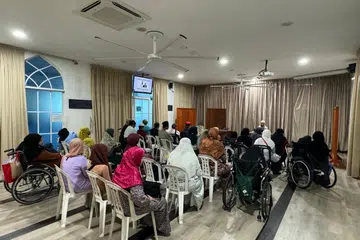 Golongan kurang upaya menghadiri kelas agama di Masjid Al-Istighfar, Pasir Ris, anjuran Persatuan Belia Bedok untuk Insan Kurang Upaya (BYSD). 