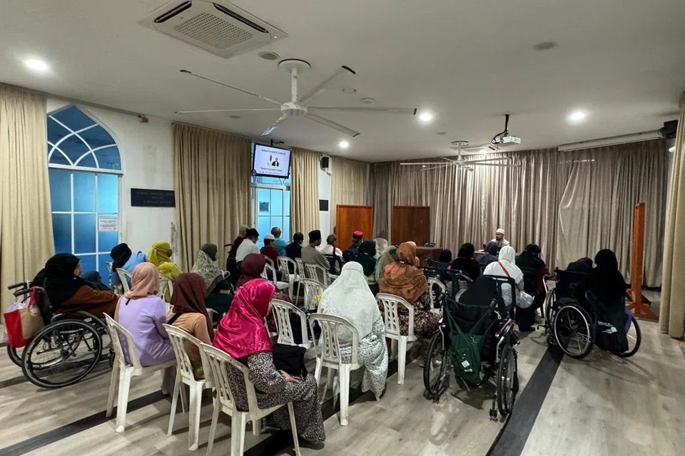 Golongan kurang upaya menghadiri kelas agama di Masjid Al-Istighfar, Pasir Ris, anjuran Persatuan Belia Bedok untuk Insan Kurang Upaya (BYSD). 