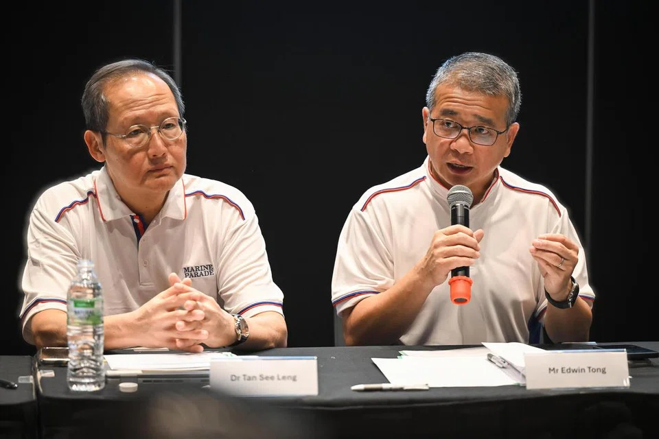 Menteri Tenaga Manusia, Dr Tan See Leng (kiri), dan Menteri Kebudayaan, Masyarakat dan Belia, Encik Edwin Tong, menerangkan inisiatif masyarakat untuk penduduk kluster Marine Parade semasa satu taklimat media yang diadakan di Wisma Geylang Serai pada 3 April. Kededua juga merupakan Anggota Parlimen (AP) dan Penasihat Akar Umbi kepada Pertubuhan Akar Umbi (GRO) GRC Marine Parade. 