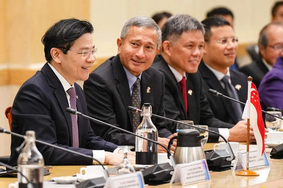 Perdana Menteri, Encik Lawrence Wong (kiri) mengadakan mesyuarat bersama Perdana Menteri Malaysia, Datuk Seri Anwar Ibrahim, serta para menteri dan delegasi dari Singapura dan Malaysia di Putrajaya, Malaysia pada 7 Januari. Turut hadir bersama ialah Menteri Ehwal Luar, Dr Vivian Balakrishnan (dua dari kiri); Menteri Pendidikan, Encik Chan Chun Sing (tiga dari kiri); dan Menteri Pembangunan Negara, Encik Desmond Lee (kanan).