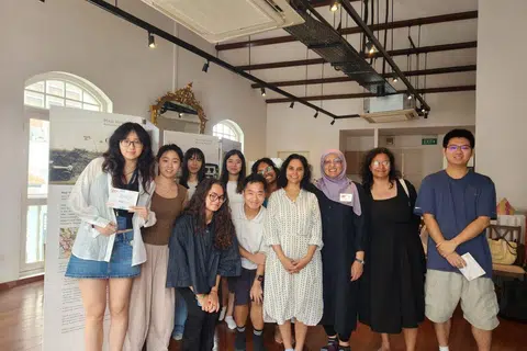 Kurator yang juga pengasas Muzium Memorial Haji Yusoff, Cik Hidayah Amin (tiga dari kanan), menyambut dan memberi ceramah kepada siswazah Fakulti Sejarah Universiti Nasional Singapura  (NUS) yang mengikuti modul ‘Museums and Museology’.