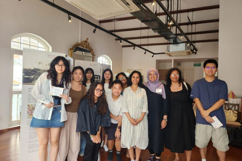 Kurator yang juga pengasas Muzium Memorial Haji Yusoff, Cik Hidayah Amin (tiga dari kanan), menyambut dan memberi ceramah kepada siswazah Fakulti Sejarah Universiti Nasional Singapura  (NUS) yang mengikuti modul ‘Museums and Museology’.