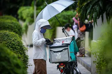 Penghantar makanan yang merupakan anggota Persatuan Penyokong Pekerja Penghantaran Nasional (NDCA) boleh mendapatkan pelitup N95 percuma di kantin Kesatuan Pekerja Pengangkutan Kebangsaan (NTWU).