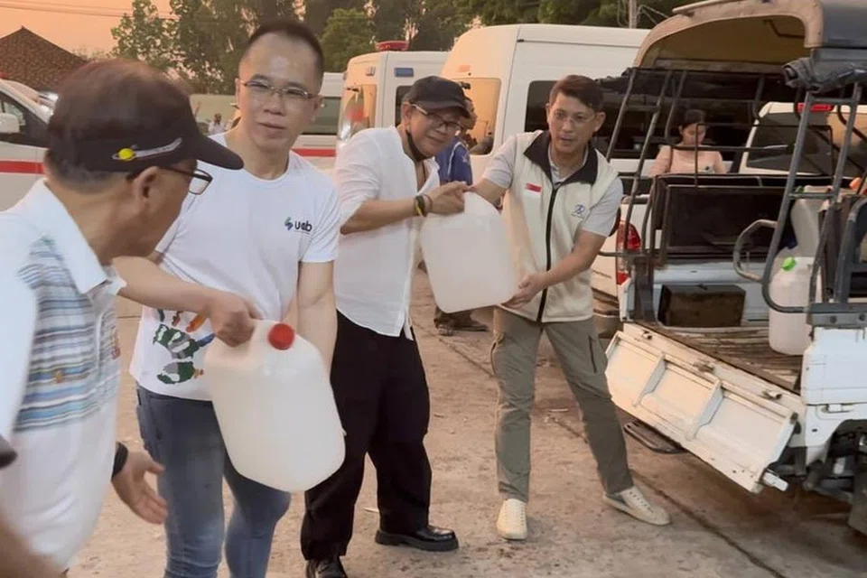 Penasihat Khas badan amal, Humanity Matters, Encik Hassan Ahmad (kanan), menjelaskan saluran paip air bawah tanah telah rosak teruk akibat gempa bumi, menyebabkan gangguan besar kepada bekalan air tempatan. Maka badan amal itu menghantar bekalan air minuman selamat ke Hospital Besar 1,000 Katil di Naypyitaw, di Myanmar, sebagai sebahagian daripada bantuan segera.