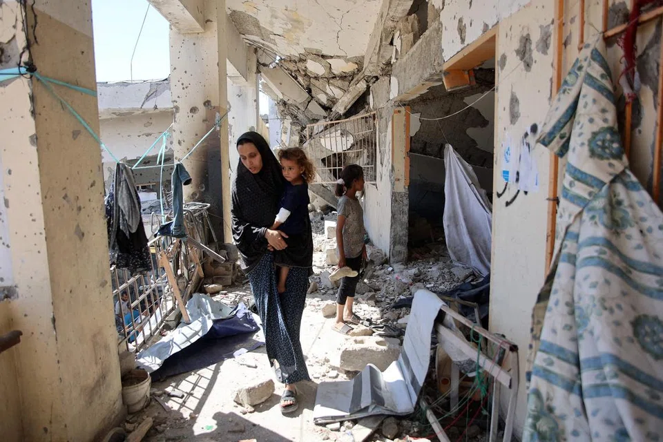 Salah sebuah sekolah yang menjadi tempat tinggal penduduk di Bandar Gaza musnah akibat serangan Israel pada 8 Ogos.