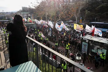 Penunjuk perasaan berkumpul berhampiran kediaman rasmi bekas Presiden Korea Selatan Yoon Suk Yeol pada 3 Januari 2025, menyuarakan bantahan terhadap pemimpin yang dipecat itu. Protes ini berlaku selepas pihak penyiasat gagal melaksanakan waran tangkap terhadap Yoon, menurut Pejabat Siasatan Rasuah Pegawai Tertinggi (CIO).