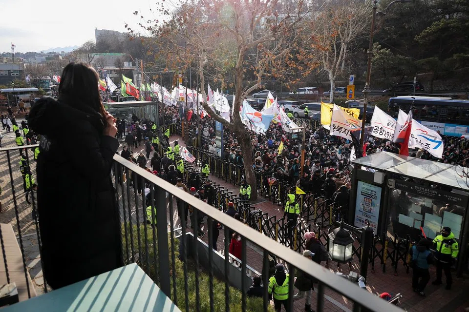 Penunjuk perasaan berkumpul berhampiran kediaman rasmi bekas Presiden Korea Selatan Yoon Suk Yeol pada 3 Januari 2025, menyuarakan bantahan terhadap pemimpin yang dipecat itu. Protes ini berlaku selepas pihak penyiasat gagal melaksanakan waran tangkap terhadap Yoon, menurut Pejabat Siasatan Rasuah Pegawai Tertinggi (CIO).