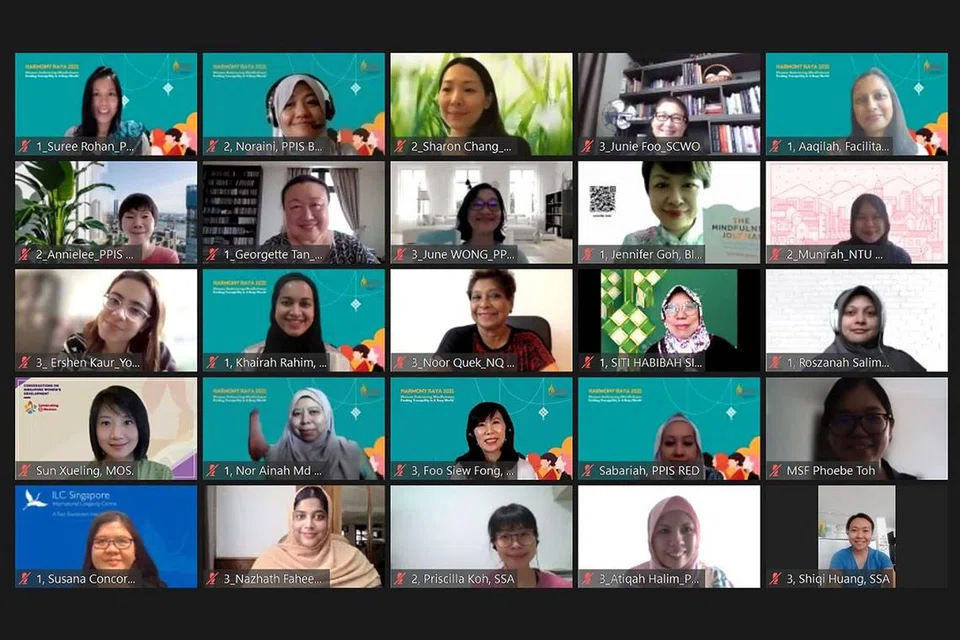 MENCARI KETENANGAN DALAM DUNIA SIBUK: Menteri Negara (Pembangunan Sosial dan Keluarga) Cik Sun Xueling (paling kiri, dua dari bawah) bersama lebih daripada 50 orang wanita dari pelbagai organisasi kepercayaan dan sekular yang berkumpul dalam talian semalam sempena acara perayaan tahunan silang agama PPIS, Harmony Raya. - Foto PPIS