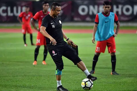 BUAT PERSIAPAN: Pasukan negara pimpinan Fandi Ahmad bakal adakan empat perlawanan persahabatan tidak lama lagi. - Foto BH oleh DESMOND FOO
