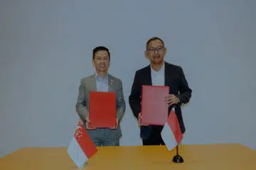 Surat niat untuk kerjasama pengumpulan dan penyimpanan karbon (CCS) rentas sempadan antara Singapura dengan Indonesia telah ditandatangani oleh Timbalan Setiausaha (Industri) MTI, Encik Keith Tan (kiri), dan Timbalan Menteri Penyelaras Kedaulatan Maritim dan Tenaga Indonesia, Encik Jodi Mahardi.