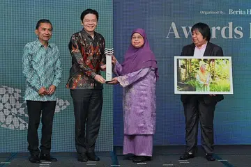 PENCAPAIAN DIIKTIRAF: Profesor Hadijah Rahmat (dua dari kanan) menerima Anugerah Jauhari daripada Timbalan Perdana Menteri, Encik Lawrence Wong, diiringi Ketua Pegawai Eksekutif (CEO) SPH Media Limited, Cik Teo Lay Lim (kanan), dan Editor Berita Harian, Encik Saat A. Rahman (paling kiri). - Foto BH oleh KHALID BABA