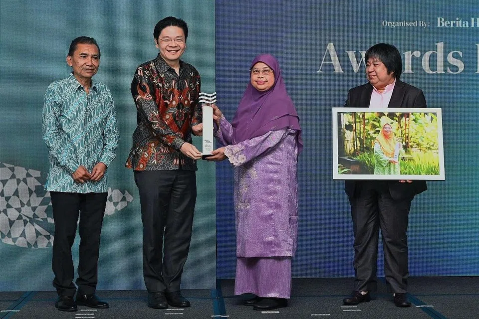 PENCAPAIAN DIIKTIRAF: Profesor Hadijah Rahmat (dua dari kanan) menerima Anugerah Jauhari daripada Timbalan Perdana Menteri, Encik Lawrence Wong, diiringi Ketua Pegawai Eksekutif (CEO) SPH Media Limited, Cik Teo Lay Lim (kanan), dan Editor Berita Harian, Encik Saat A. Rahman (paling kiri). - Foto BH oleh KHALID BABA